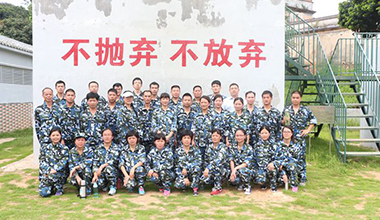 “熔煉團(tuán)隊(duì)?共創(chuàng)輝煌”2015年精英素質(zhì)拓展訓(xùn)練營活動圓滿結(jié)束