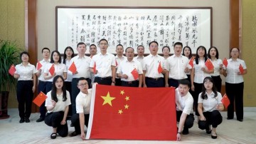 愿以吾輩之奮斗，獻(xiàn)禮祖國(guó)之奮進(jìn)|廣東霸王花集團(tuán)獻(xiàn)禮祖國(guó)73周年，祝愿祖國(guó)國(guó)泰民安，繁榮昌盛。