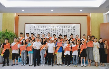 潛心篤志，筑夢(mèng)啟航——廣東霸王花集團(tuán)舉行2023年高考獎(jiǎng)學(xué)金發(fā)放儀式