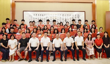 暖心護(hù)航夢想，共赴青春新程 ▏廣東霸王花集團(tuán)舉行2025年員工子女高考獎學(xué)金發(fā)放儀式