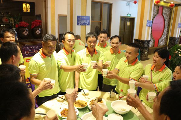 廣東霸王花集團(tuán)桂林之旅——執(zhí)行總裁朱榮業(yè)率高層敬酒.jpg