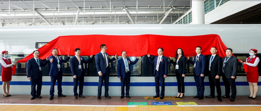 朱日楊董事長、朱榮業總裁等人共同為車身貼揭幕.jpg