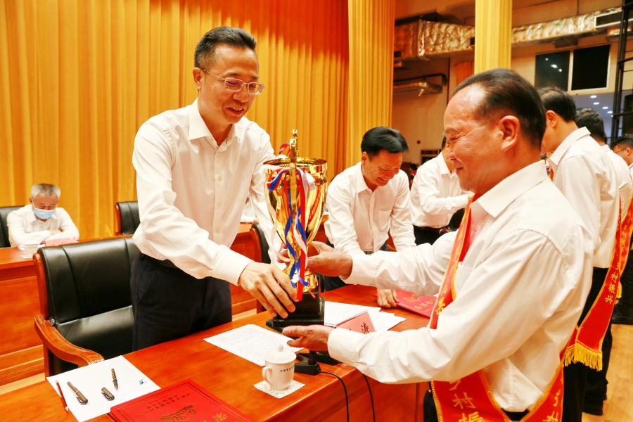 市委書記、市人大常委會主任林濤（左一）為朱日楊董事長（右一）頒發獎杯.jpg