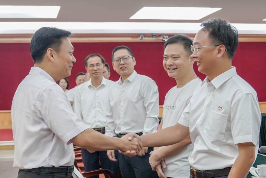 1.何國(guó)森書記會(huì)見霸王花集團(tuán)總裁-2.jpg